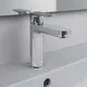 Ideal Standard Waschtischarmatur aus verchromtem Material mit einem seitlichen Hebel zur Wassersteuerung, montiert auf einer glatten, hellen Oberfläche.